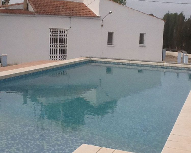 ***Landhaus-Villa mit Pool und Garage in schöner Umgebung***