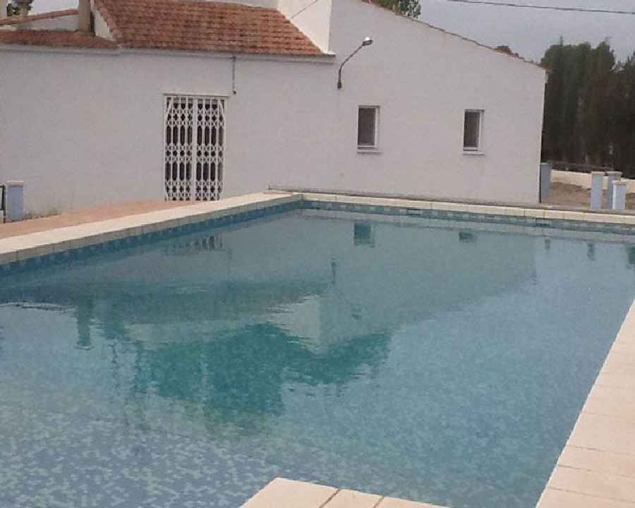 ***Landhaus-Villa mit Pool und Garage in schöner Umgebung***