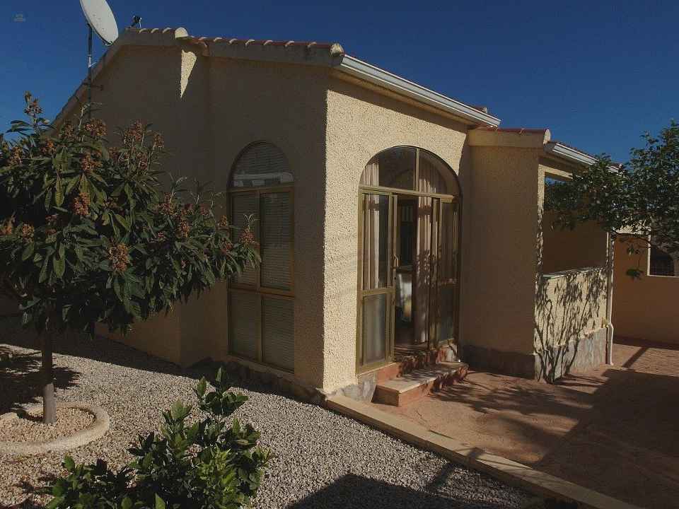 ***Freistehende pflegeleichte und gepflegte Villa mit 2 Schlafzimmern, alle Annehmlichkeiten in der direkten Umgebung***