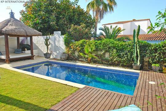 ***SCHÖNE DOPPELHAUSHÄLFTE MIT BUNGALOWCHARAKTER ZUM VERKAUF IN STRANDLAGE IN COSTABELLA IN MARBELLA***