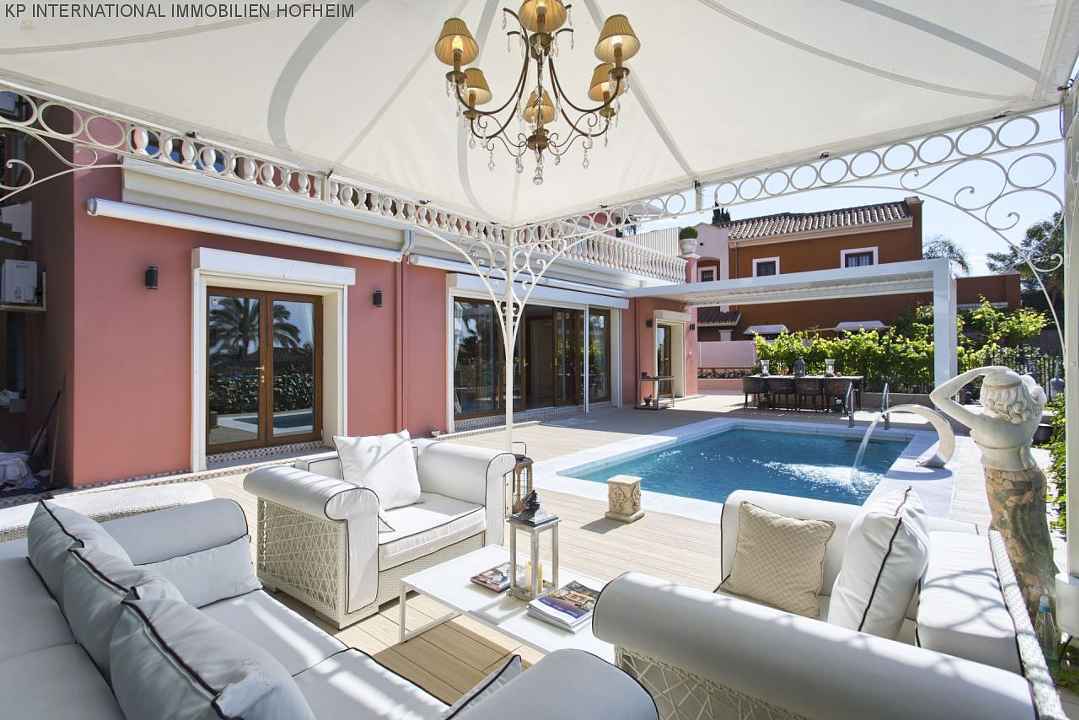 ***VILLA IM KLASSISCHEN STIL IN NAGUELES IN MARBELLA***