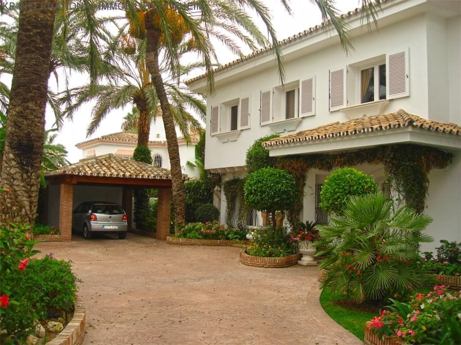 ***STRANDVILLA IN EL PARAISO BARRONAL IN ESTEPONA***