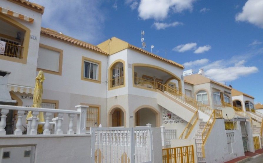 ***Obere Wohnung mit 2 Schlafzimmern und privater Dachterrasse in Torrevieja***