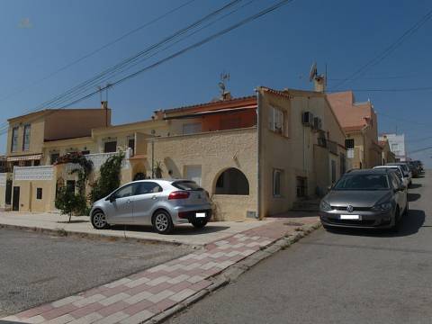 ***Hübsches Reiheneckhaus mit ausgebautem Keller, 2 Schlafzimmer, 2 Bäder, strandnah***