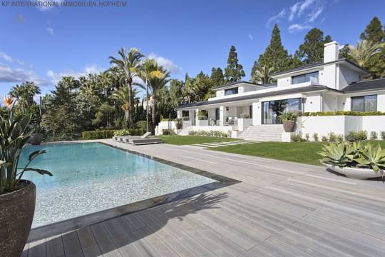 ***MODERNE VILLA MIT MEERBLICK ZUM VERKAUF IN HACIENDA LAS CHAPAS IN MARBELLA***