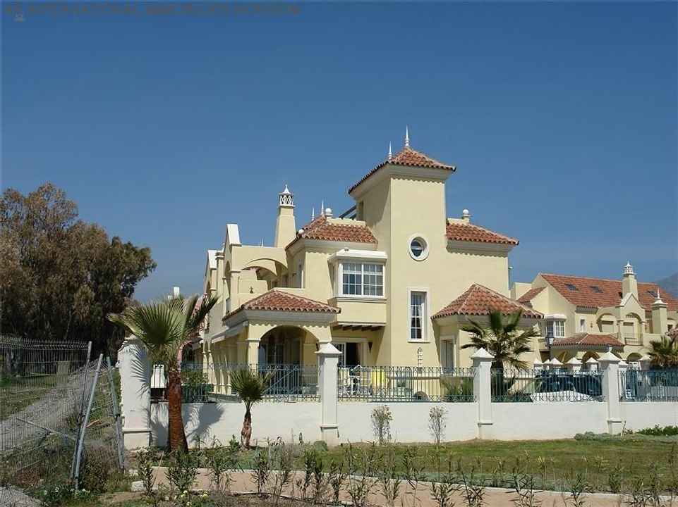 ***EXKLUSIVE DOPPELHAUSHÄLFTE IN LOREA PLAYA IN PUERTO BANUS***