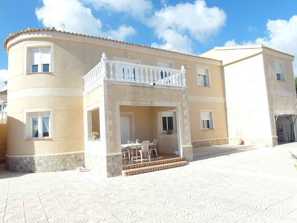 ***Freistehende Villa mit 4 Schlafzimmern und 3 Bäder, Privatpool in bevorzugter Lage***