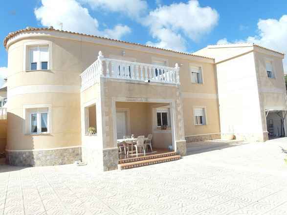 ***Freistehende Villa mit 4 Schlafzimmern und 3 Bäder, Privatpool in bevorzugter Lage***