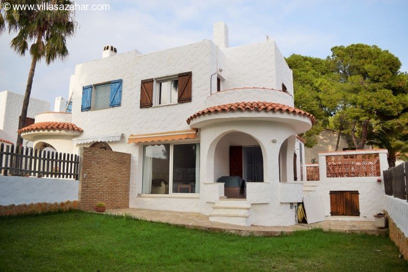 ***Residenz Ibiza: Modernisierte Doppelhaushälfte mit Garage am Meer***