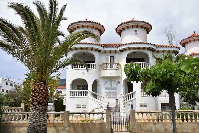 ***Außergewöhnliche Villa mit direktem Meerzugang***