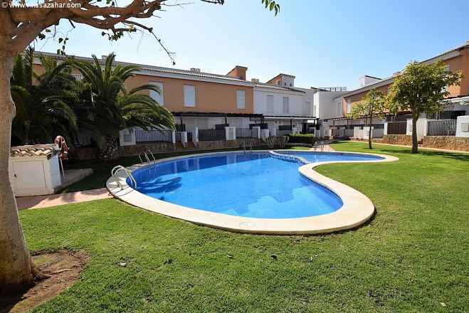 ***Palm Beach II: Reihenhaus mit Pool und Terrassen nahe Strand***