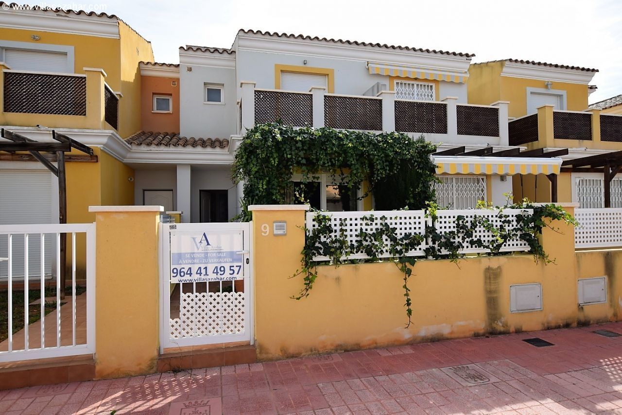 ***Modernes Reihenhaus in ca. 450 Metern Entfernung vom Meer mit Tiefgarage***