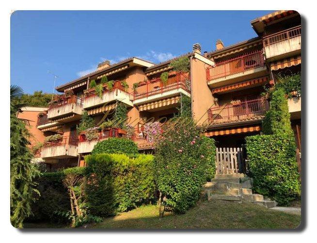 Immogold total renovierte Wohnung in schöner ruhiger Parkanlage mit Pool im Zentrum von Luino.