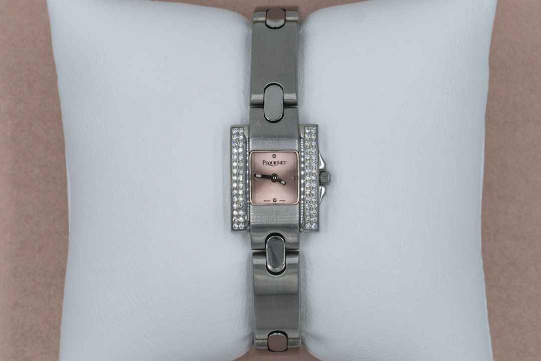 Pequignet Montre Dame acier anatomique UVP 5.425,00 EUR