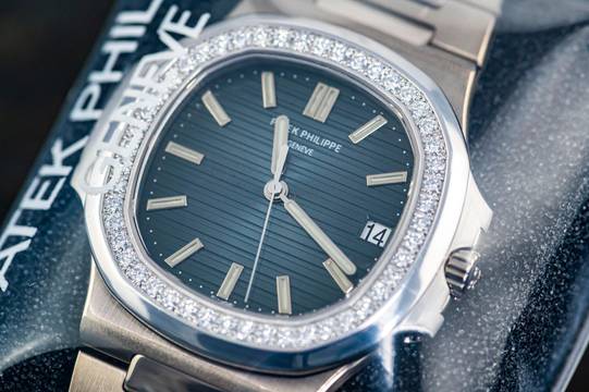  Patek Philippe Nautilus rare Jumbo Nautilus | 5713/1G | Whitegold | Diamond Bezel | sealed 
