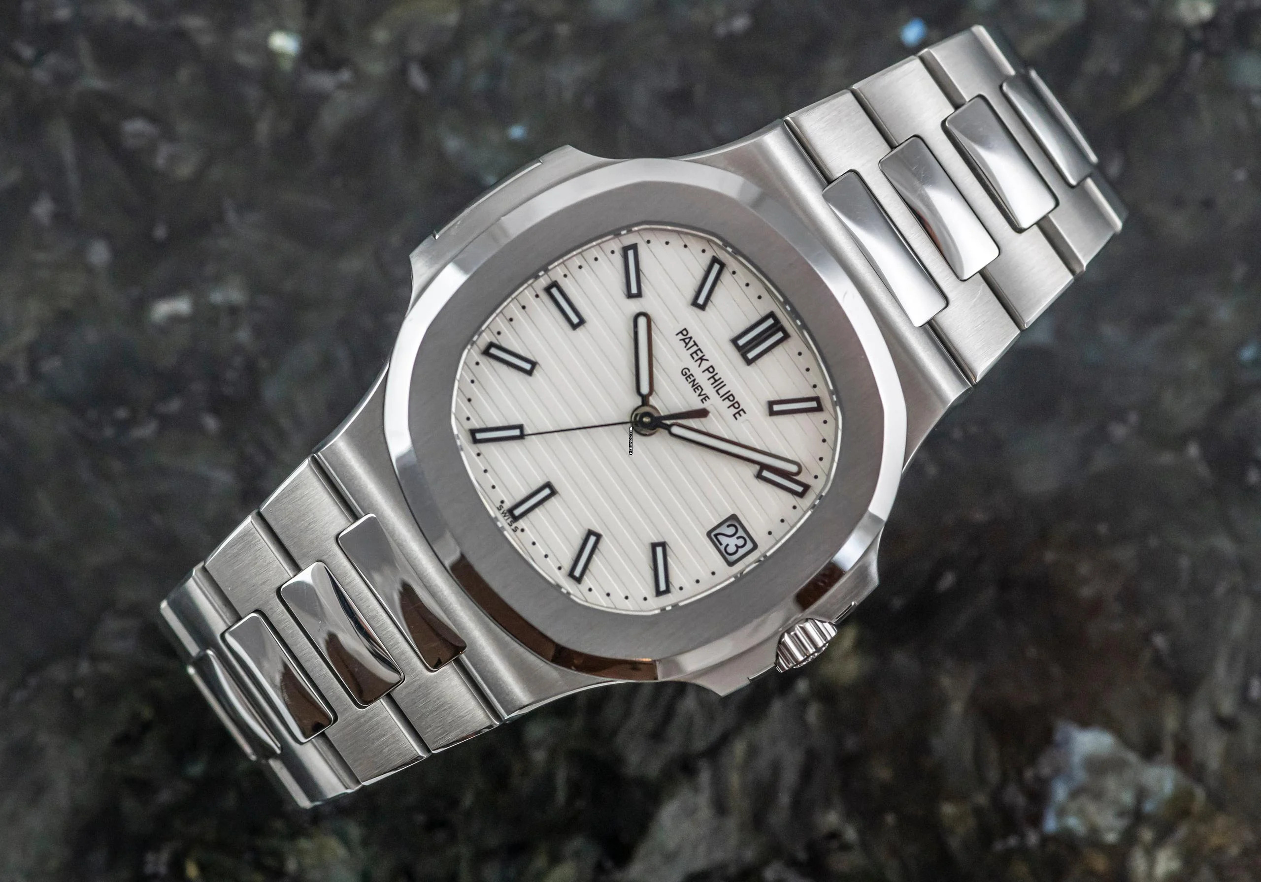 Thumbnail von Patek Philippe Nautilus 5711/1A-011 | rare Caliber 26-330 | German Full Set 2019 | white dial | Steel