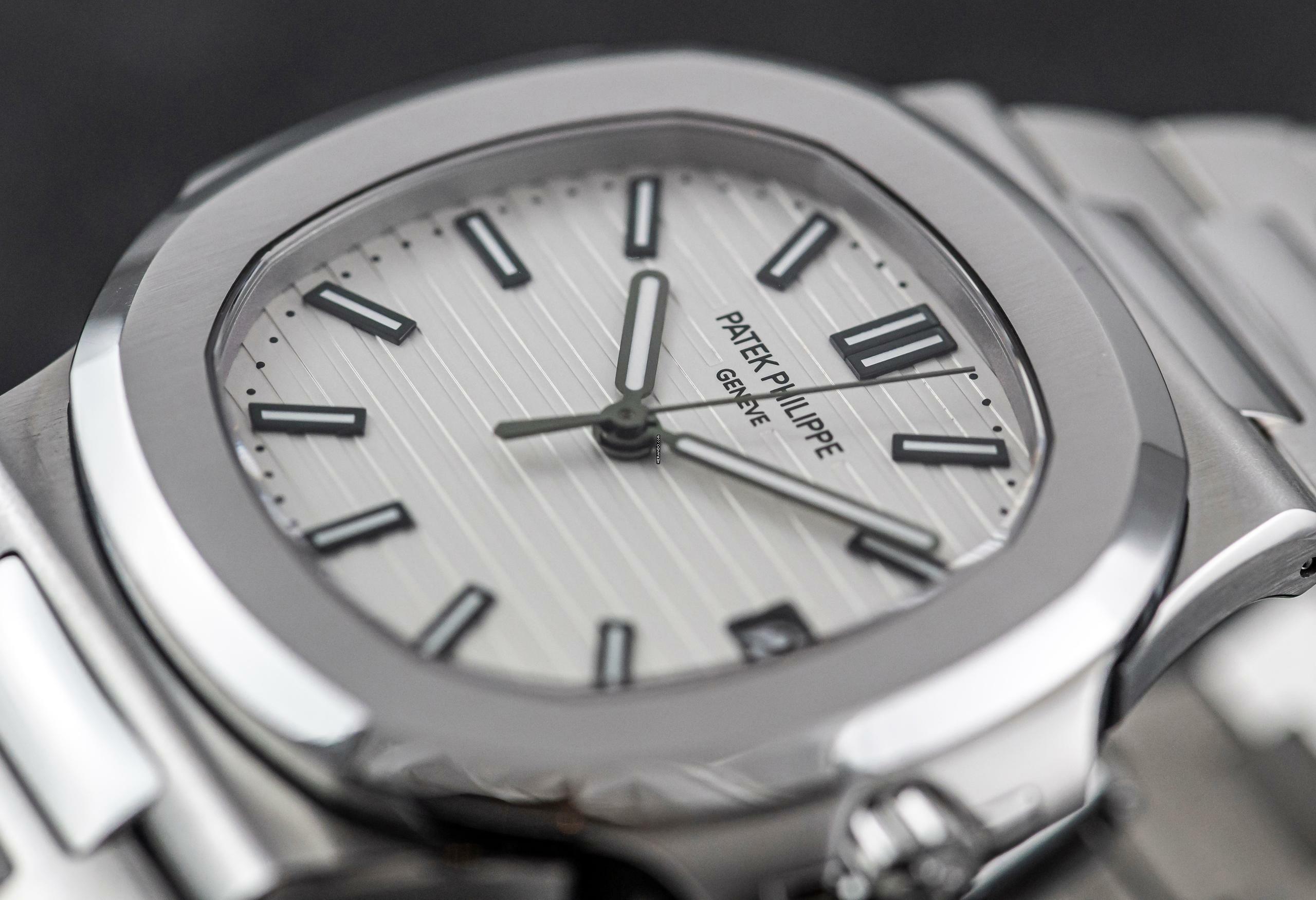 Thumbnail von Patek Philippe Nautilus 5711/1A-011 | rare Caliber 26-330 | German Full Set 2019 | white dial | Steel