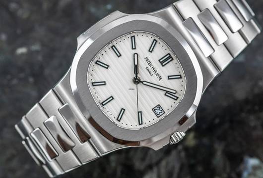  Patek Philippe Nautilus 5711/1A-011 | rare Caliber 26-330 | German Full Set 2019 | white dial | Steel 