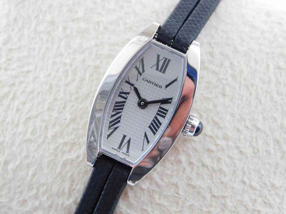  Cartier Tonneau 18 Karat Weißgold Tonneau Damenuhr mit neuem original band und original Weißgold Schließe </h1> 