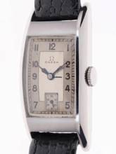 Thumbnail von Omega Gents Wristwatch Curvex </h1>