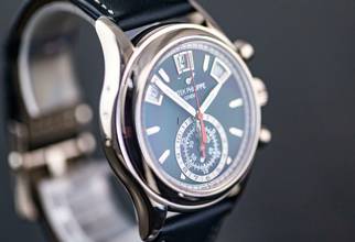Thumbnail von Patek Philippe Annual Calendar Chronograph 5960G | Full Set 2022 | blue dial | White gold </h1>