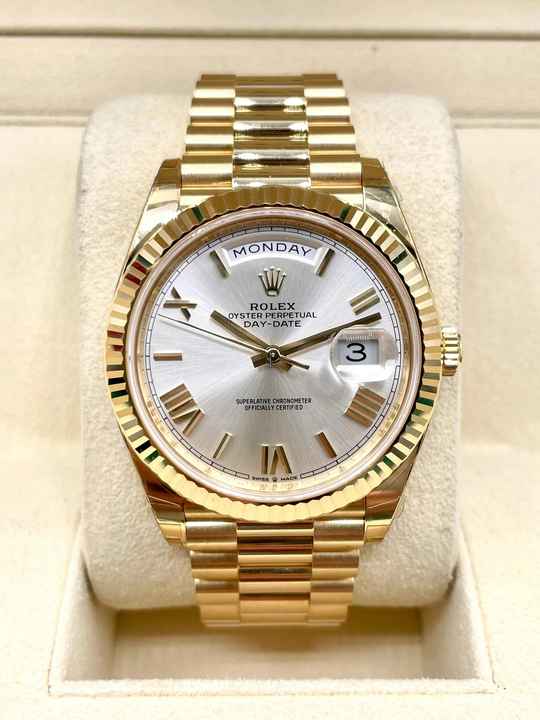  Rolex Day-Date 40 Yellowgold 18Kt. SILVER Dial Box&Papers 2021 NEW,FULLY STICKERS with QR Code 