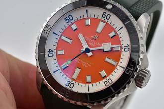 Thumbnail von Breitling Superocean 42 Kelly Slater Limited Edition 1000pcs A173751A1O1S1 orange </h1>