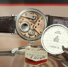 Thumbnail von Omega Mint/NOS Chronometer 2366 in steel with tag & rare dial from the 40's Chronometre