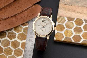 Thumbnail von A. Lange & Söhne Saxonia Großdatum 18K Gold Handaufzug 105.021 B&P 1999