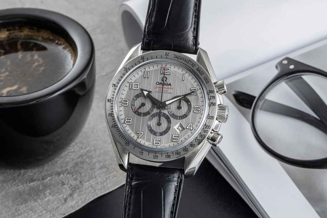  Omega Speedmaster Broad Arrow Date Automatik Herrenuhr Ref. 321.10.44.50.02.001 