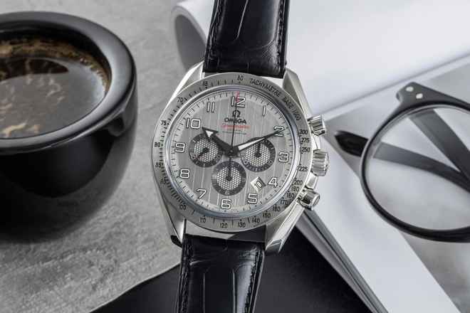  Omega Speedmaster Broad Arrow Date Automatik Herrenuhr Ref. 321.10.44.50.02.001 