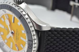 Thumbnail von Breitling Superocean 42 A17375 Yellow Rubber Strap
