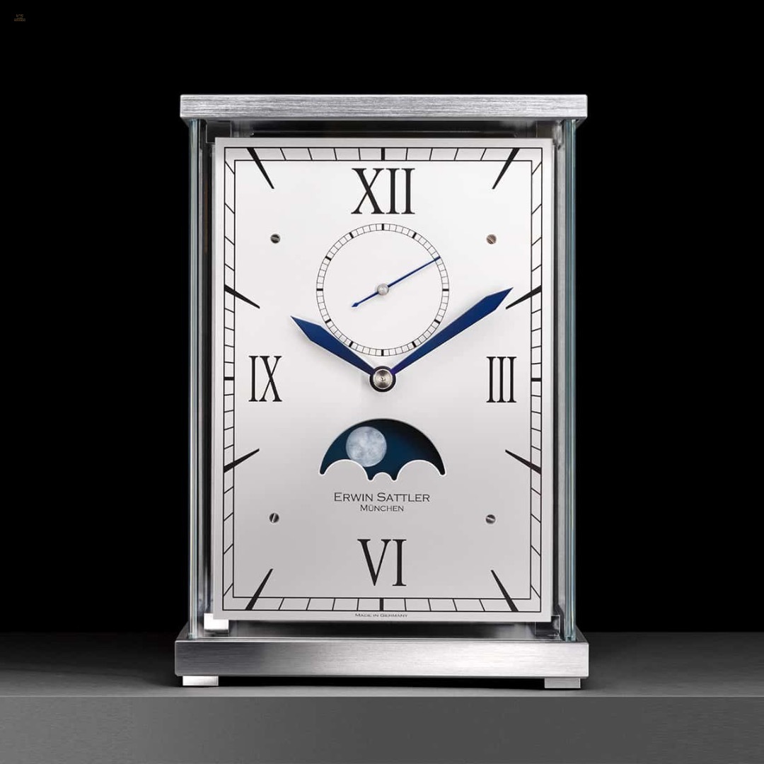 Lunaris – Tischuhr mit Mondphase - Verchromt - handbemalte Mondscheibe