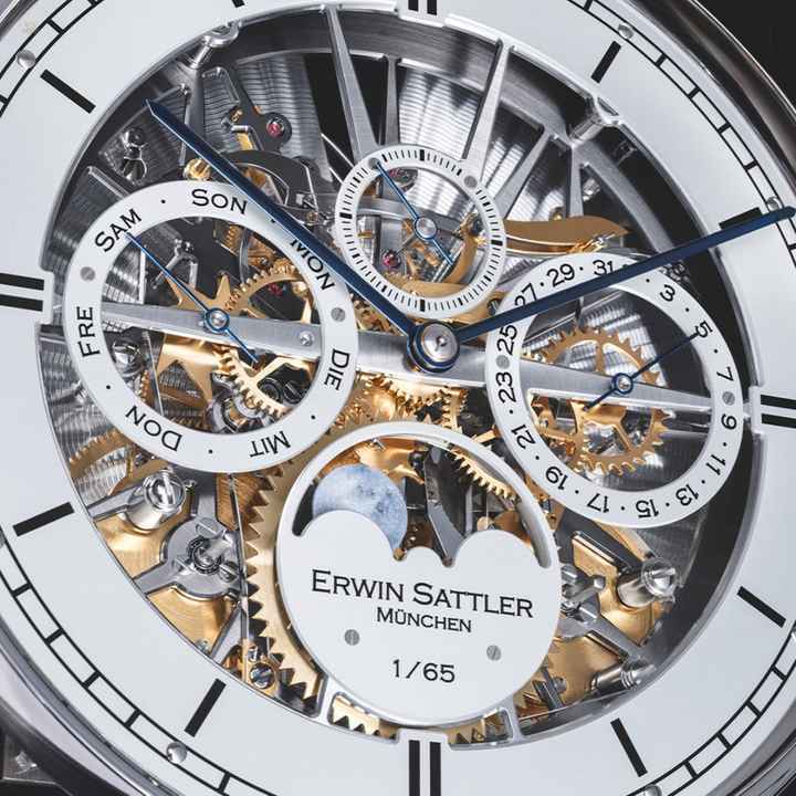 Aperia III – Limitierte Wanduhr - Skelettiertes Werk - Kalender & Mondphase