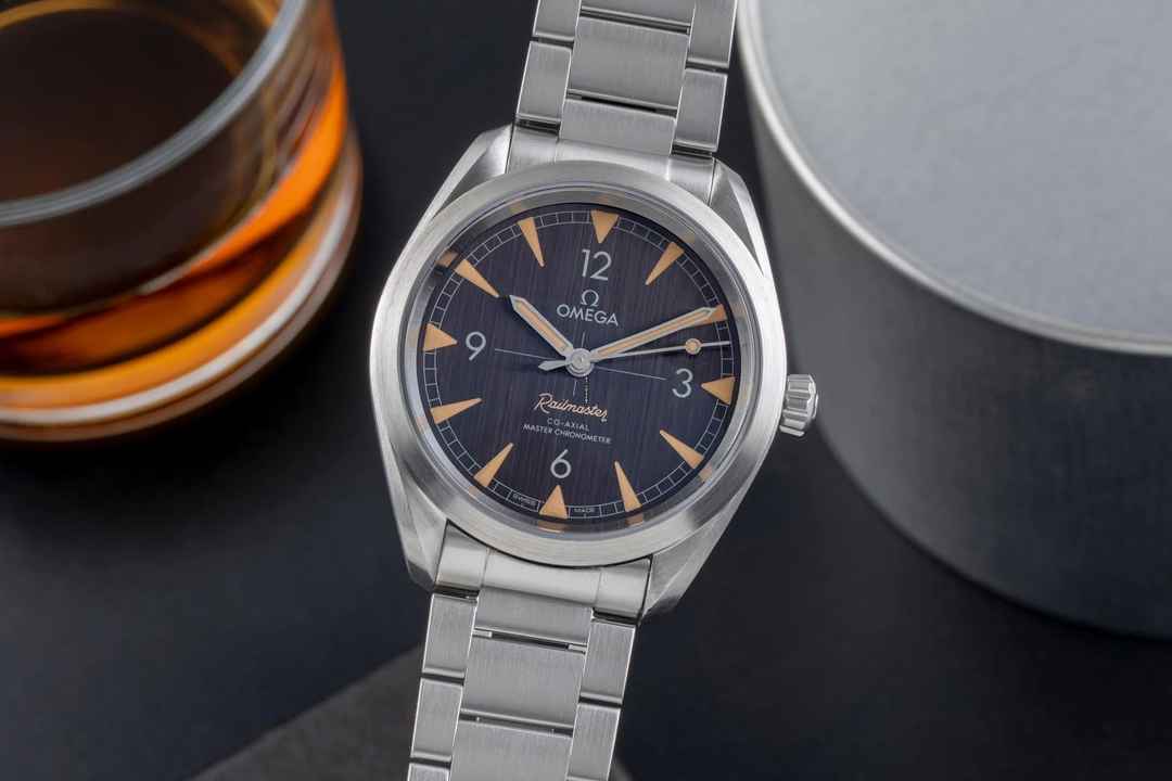  Omega Seamaster Railmaster Stahl Automatik Herrenuhr Ref. 220.10.40.20.01.001 B&P 2023 