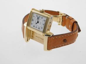 Thumbnail von Jaeger-LeCoultre Reverso Duetto 18 Karat Gelbgold Reverso Duetto Handaufzug Damenuhr mit Faltschließe und Straussenband 18 Karat Gelbgold Reverso Duetto Handaufzug Damenuhr