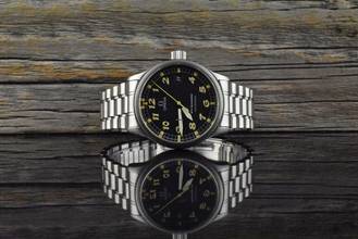 Thumbnail von Omega Genève Dynamic Automatic Black Tritium 5200.50 Vintage Military