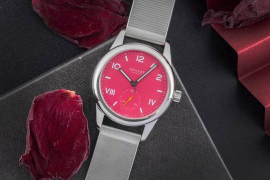  NOMOS Club Campus Deep Pink Stahl Handaufzug Damenuhr Ref. 711 B&P 2023 