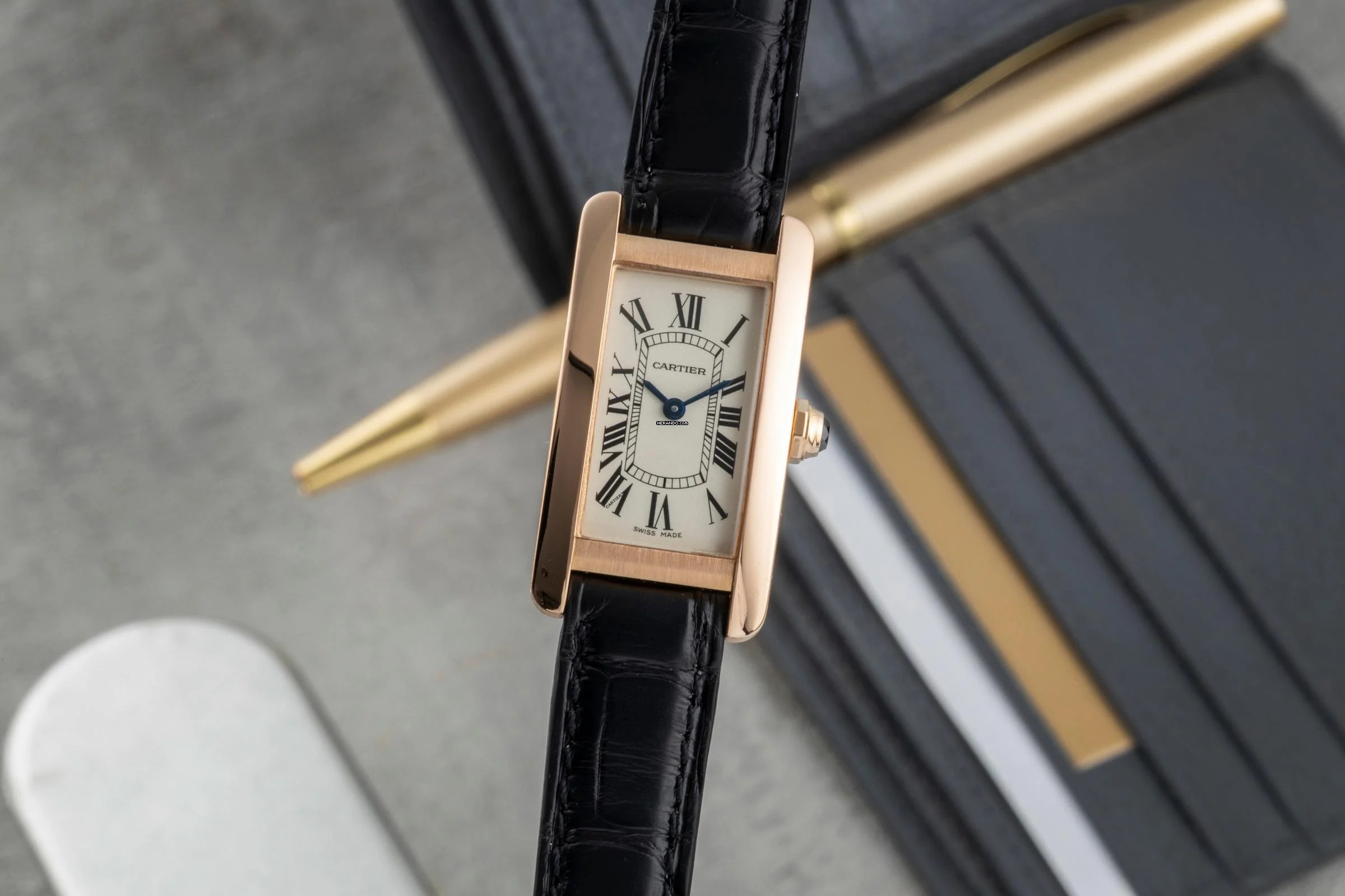  Cartier Tank Américaine 18k Rotgold Quarz Damenuhr Ref. W2607456 B&P 