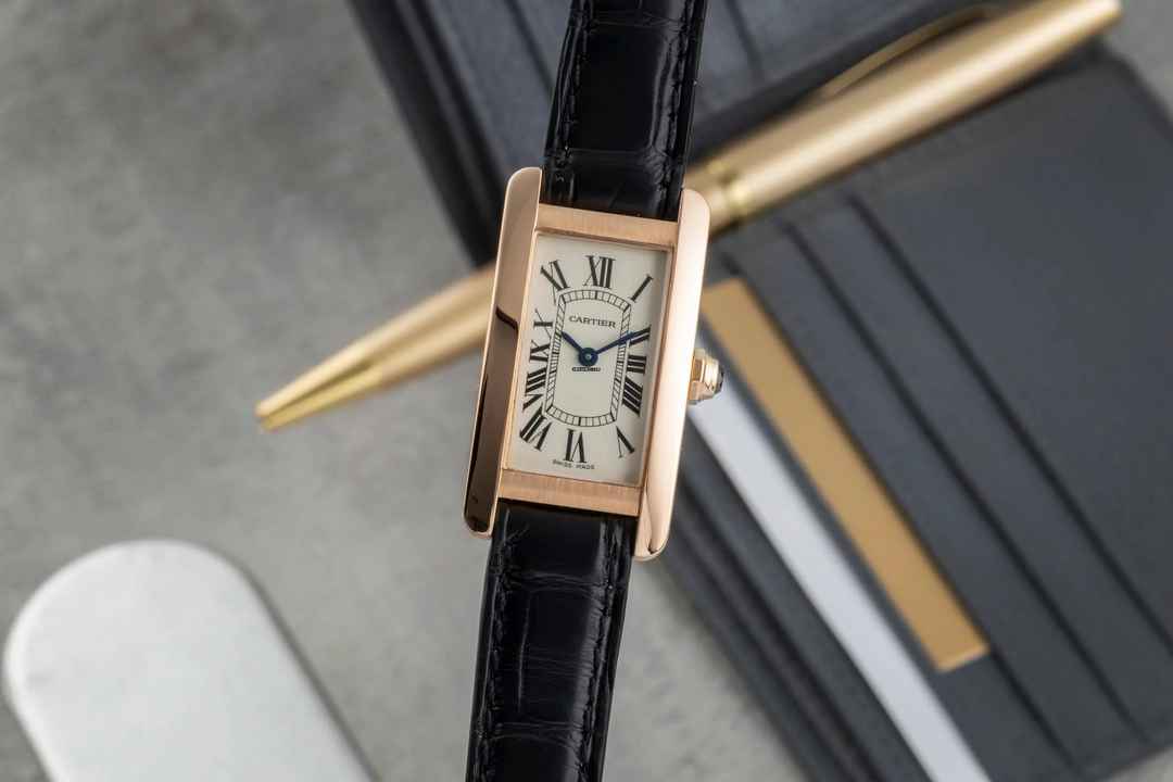  Cartier Tank Américaine 18k Rotgold Quarz Damenuhr Ref. W2607456 B&P 