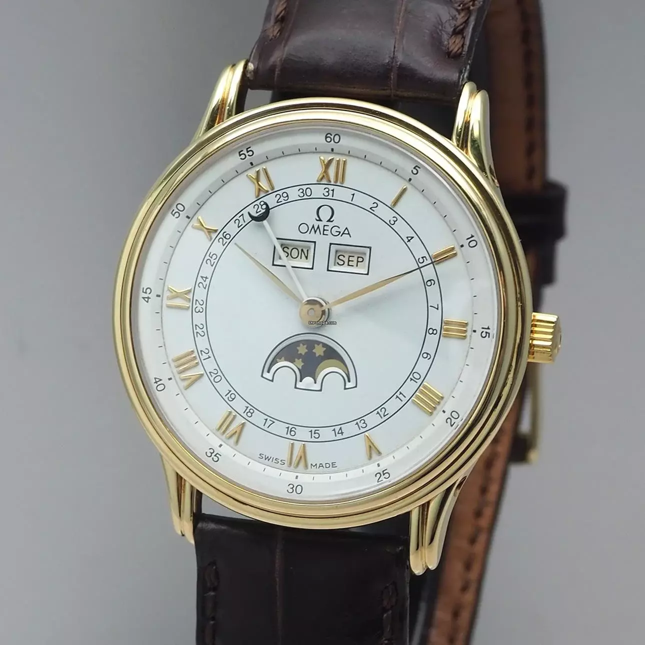 Omega Triple Date Moonphase Cal.715 Gold 18k/750 RARE collectors watch TOP Condition