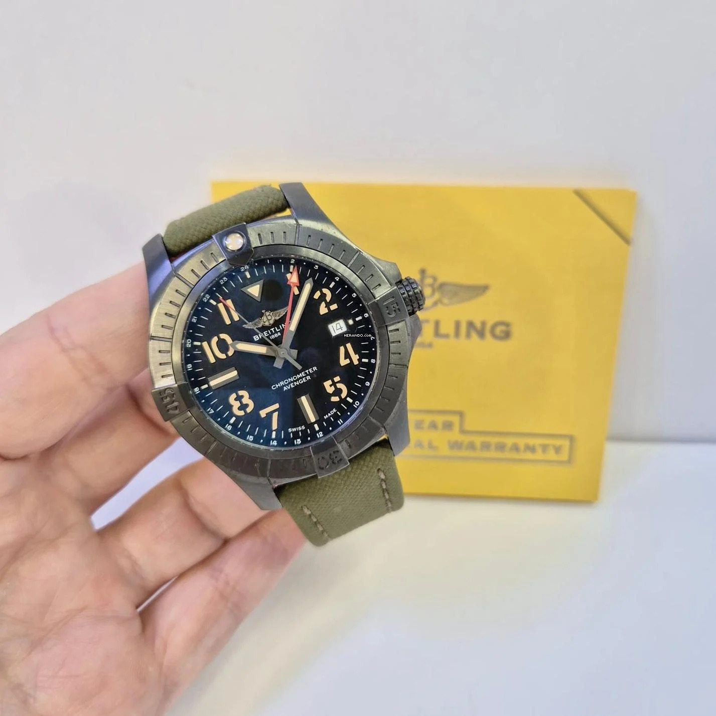  Breitling Avenger Night Mission GMT DLC Titanium 45mm Automático Completo 