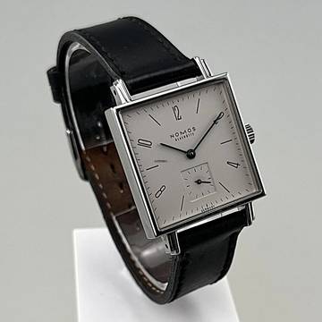  NOMOS Tetra Glashütte Tetra Ref. 406 mit Stahlgehäuse Lederband plus Original Nomos Lederband (neu) Handaufzug Zifferblatt creme-weiß Original Box 