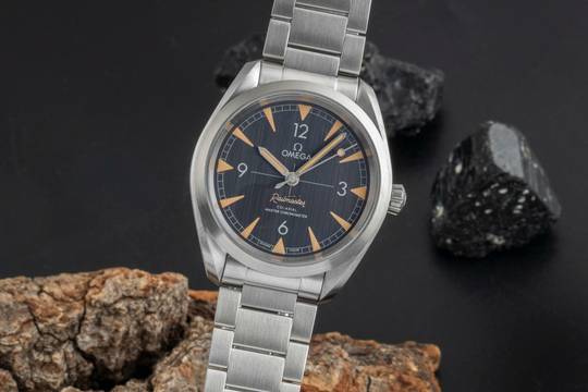  Omega Seamaster Railmaster Stahl Automatik Herrenuhr Ref. 220.10.40.20.01.001 B&P 2018 