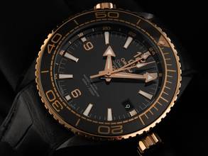 Thumbnail von Omega Seamaster Planet Ocean 600M Deep Black Ref.215.63.46.22.01.001 2025 Full Set Ungetragen Seamaster Planet Ocean 600M Deep Black GMT Keramik Sedna™-Gold Krokoleder Faltschließe