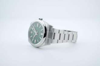 Thumbnail von Rolex Oyster Perpetual 41 Green Dial - With Box And Papers - 124300 2022