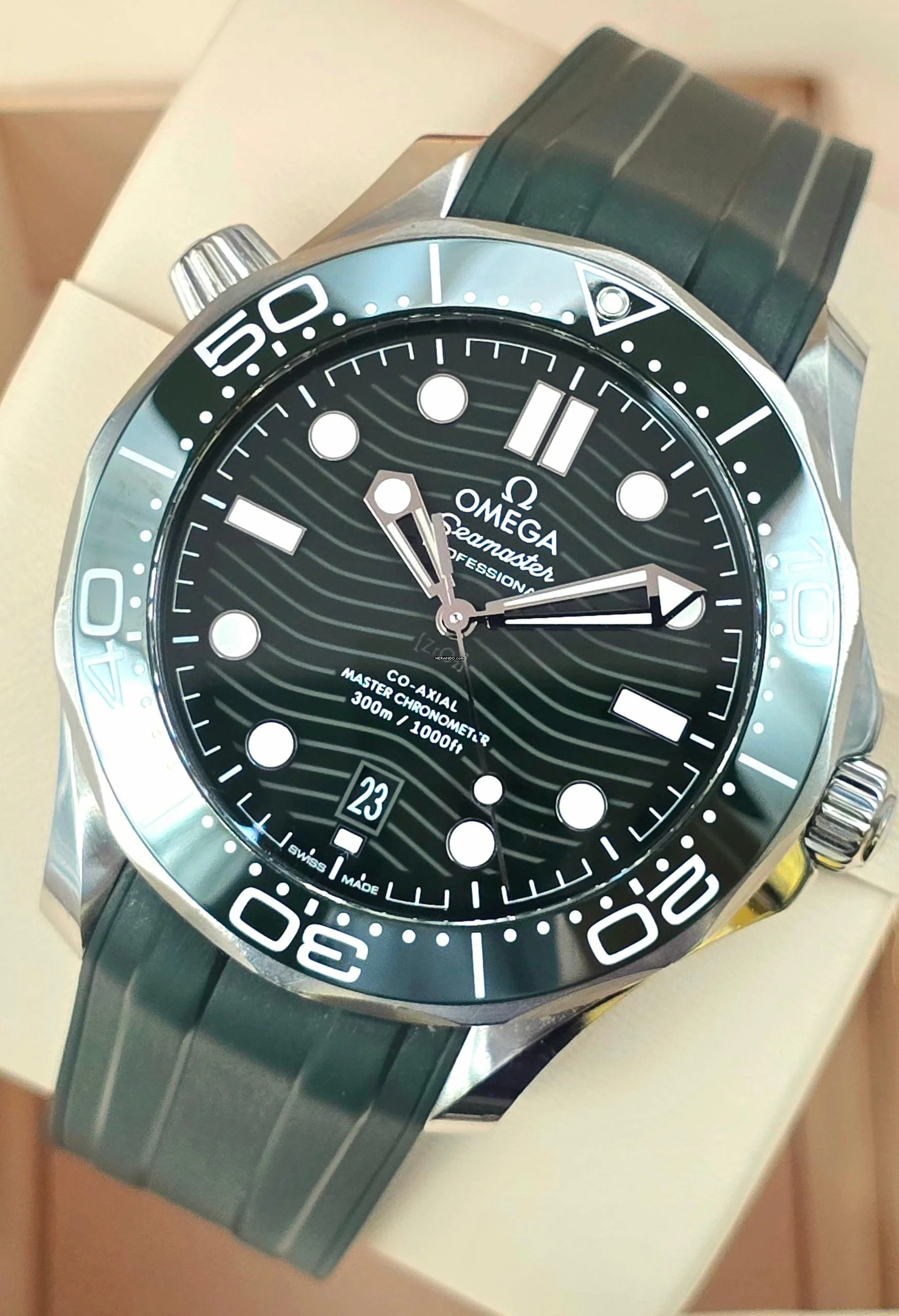  Omega Seamaster Diver 300 M Master Chronometer 210.32.42.20.10.001 Green Dial Very Good Full Set 1-2023 
