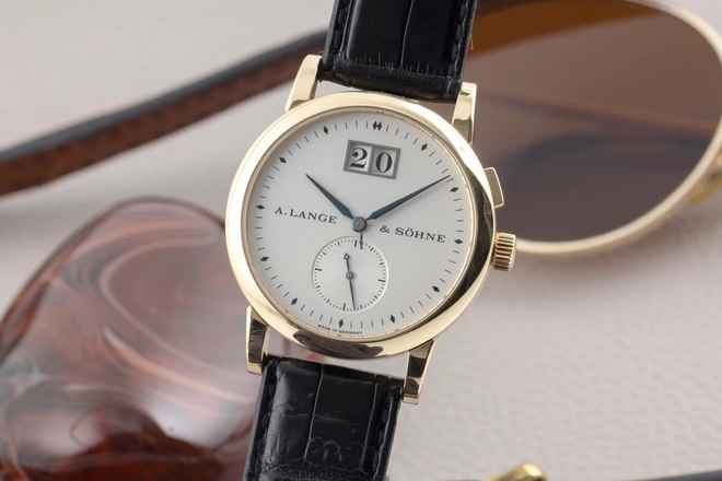  A. Lange & Söhne Saxonia Großdatum 18K (0,750) Gold Handaufzug Ref. 105.022 B&P 