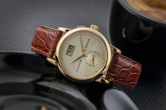 Thumbnail von A. Lange & Söhne Saxonia Großdatum 18K (0,750) Gold Handaufzug 105.021 Box