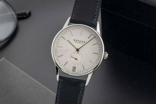  NOMOS Orion Datum Glashütte Orion 38 Datum Stahl Handaufzug Herrenuhr Ref. 381 Klassiker 